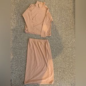 2 piece set! turtle neck top w/ skirt. Very soft it’s in brand new condition. SM